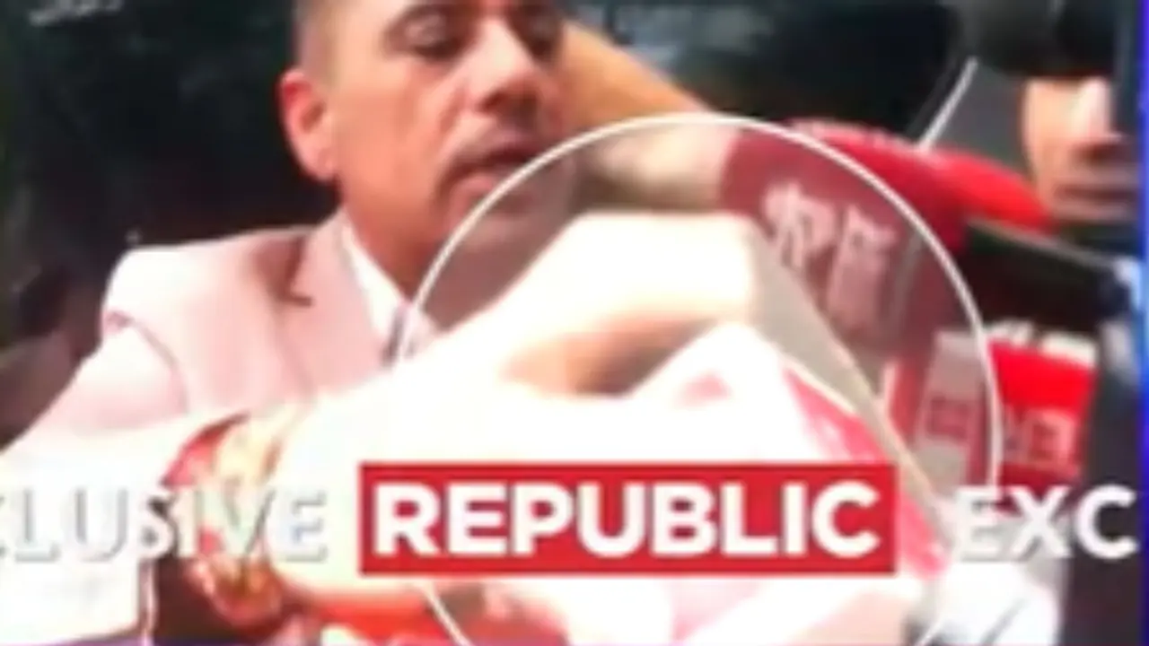 Robert Vadra spooked by republic bharat news channel pushes mic away