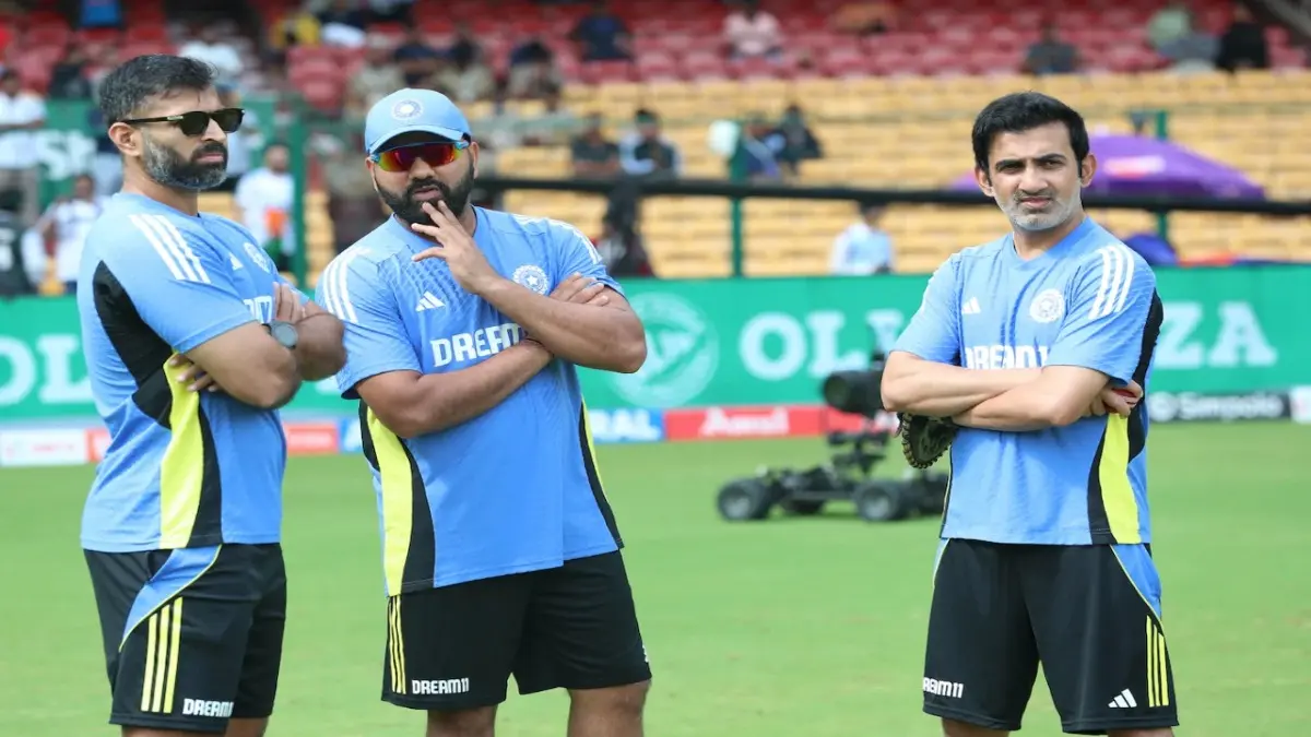 Rohit Sharma, Abhishek Nayar and Gautam Gambhir involved in a discussion