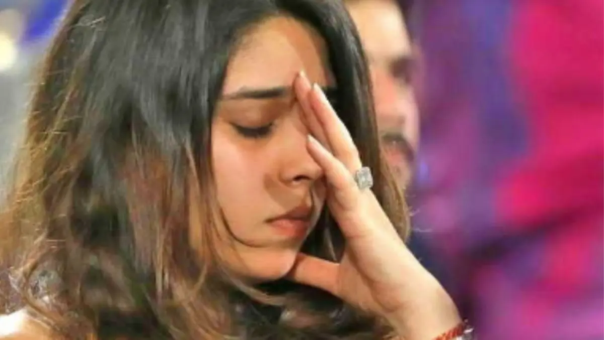 Rohit Sharma wife ritika sajdeh angry on photographer taking photo at house video viral