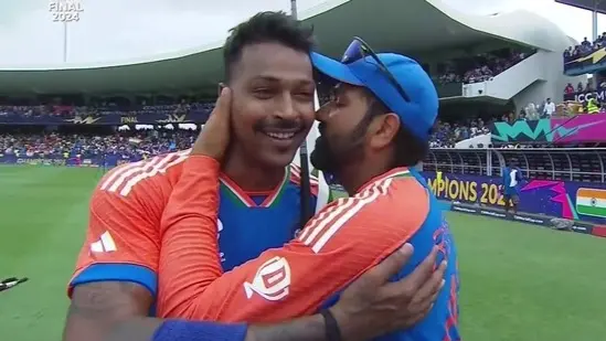 फाइनल में हारी हुई बाजी पलटने वाले हार्दिक पांड्या को रोहित ने सरेआम किया KISS, वीडियो जीत लेगा दिल Rohit Sharma kiss Hardik Pandya T20 World Cup