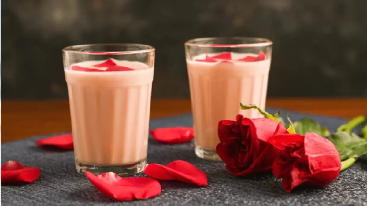 गर्मियों में शरीर को ठंडा रखेगी Rose Lassi, फटाफट नोट करें रेसिपी Rose Lassi