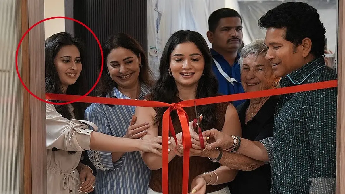 Saaniya Chandok with Tendulkar family