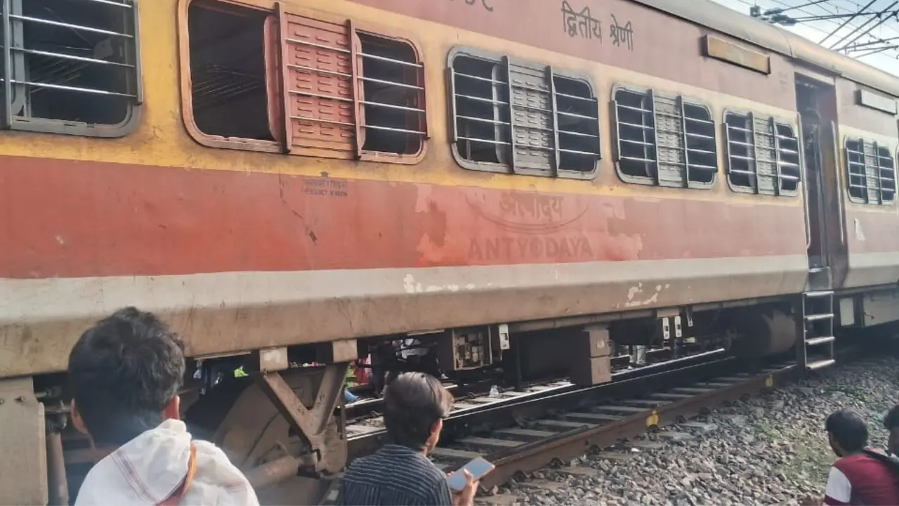 Sabarmati Jansadharan Express train derails near Kanpur