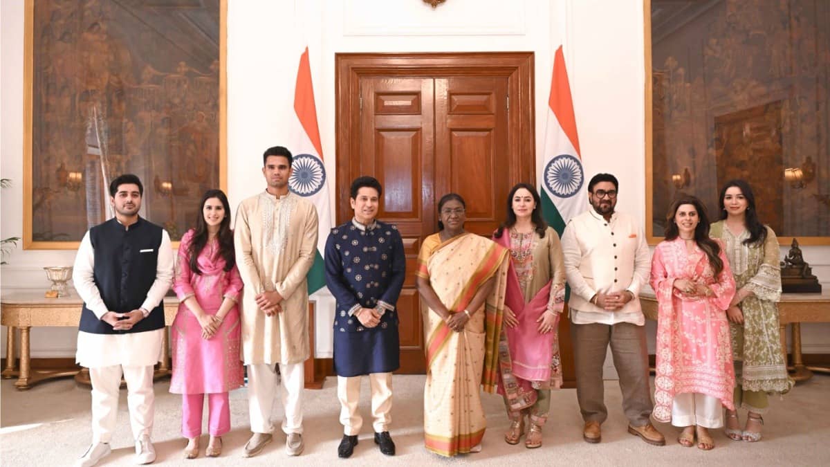 Sachin Tendulkar with his family met President Droupadi Murmu