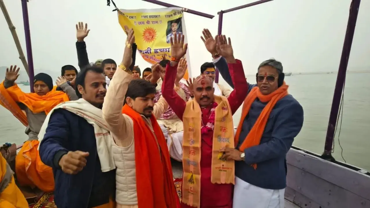 UP: गंगा की गोद में बैठ वैदिक मंत्रोच्चारण... असद खान धर्म परिवर्तन कर बना अथर्व त्यागी, बांग्लादेश में हिंदुओं की हत्या से था आहत sagar young man asad khan became atharva tyagi convert to sanatan dhama at varanasi bangaldesh hindu murder