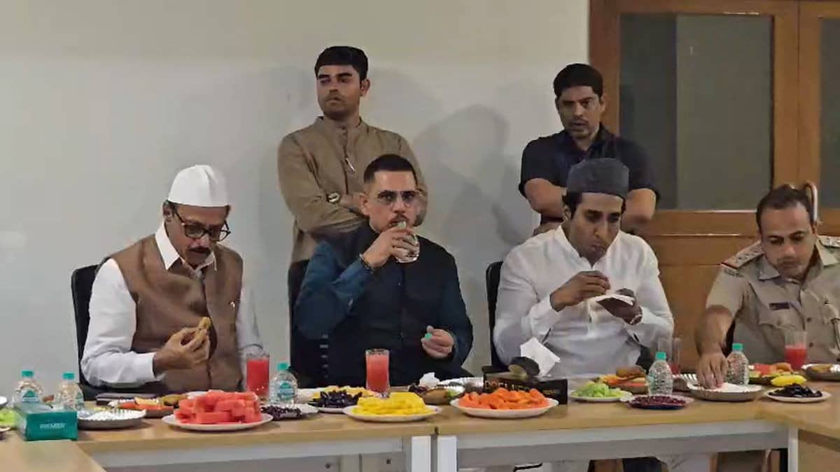 'Salam Walekum': Robert Vadra Joins Muslim Community For Iftar At Bengaluru's Khadria Masjid