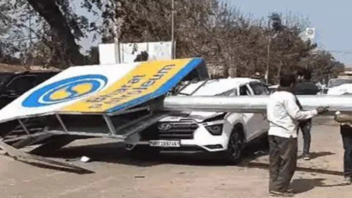 Samajwadi Party Leader Killed As High Mast Pole Collapses Onto Car In UP's Pratapgarh Samajwadi Party Leader Killed As High Mast Pole Collapses Onto Car In UP's Pratapgarh