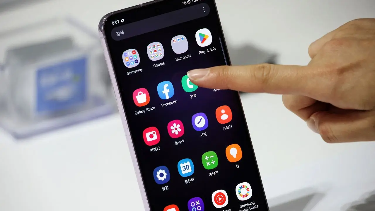 Online World सुरक्षित नहीं, अपने बच्चों की तस्वीरें शेयर करने से पहले जान लें ये बात samsung