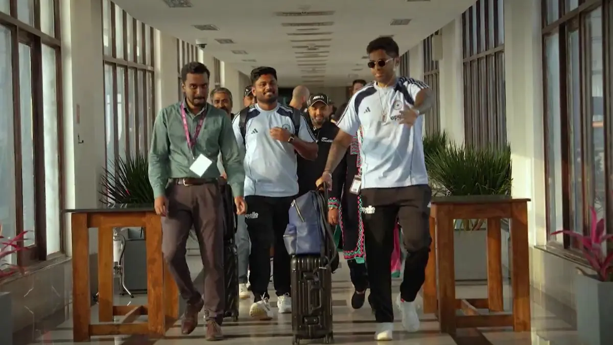 WATCH | Team India Stars Share Hilarious Airport Banter as Suryakumar Yadav Clears Way for Sanju Samson Upon Latter's Homecoming Sanju Samson, Suryakumar Yadav