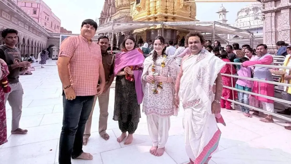 बनारस में सारा तेंदुलकर, मां अंजलि के साथ किए काशी विश्वनाथ के दर्शन, सादगी चुरा लेगी दिल Sara Tendulkar visits Kashi Vishwanath Mandir