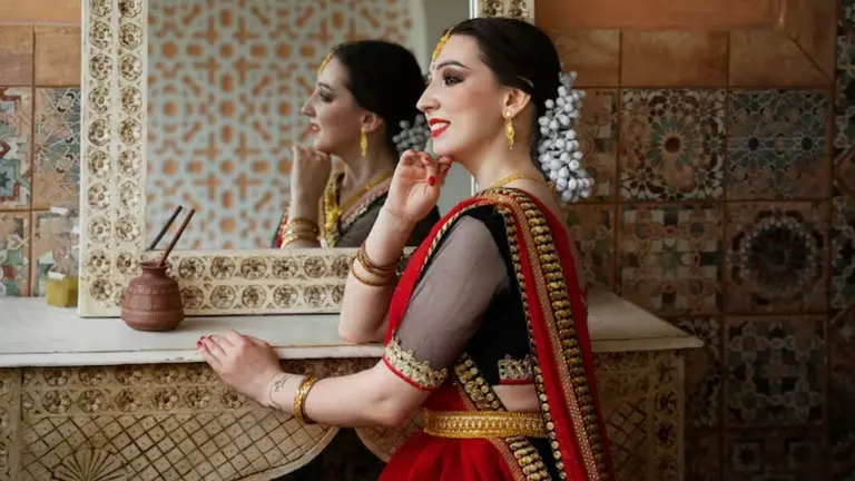 Raksha Bandhan Saree Design: रक्षा बंधन पर दिखना है सबसे सुंदर बहना? ये 5 साड़ी कलर गेहुंआ स्किन टोन पर भी लगेगा खूबसूरत saree look