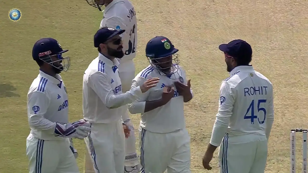 Sarfaraz Khan CONVINCES Rohit Sharma to Take DRS, Review Turns Out to be Successful | WATCH Sarfaraz convinced Rohit