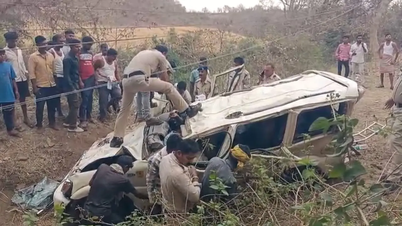 Scorpio suddenly fell from the bridge