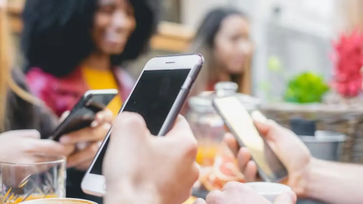 Screen Time Danger: मोबाइल की लत से आंखों से लेकर दिमाग तक पर बुरा असर, होती है ये बीमारी, जानें छुटकारा पाने के तरीके Screen Time Danger