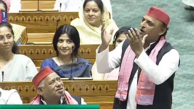 सदन में ओम बिरला को दनादन मिली बधाइयां, अखिलेश ने खड़े होकर क्या कहा? पत्नी डिंपल भी हो गईं फिदा akhilesh yadav and dimple yadav