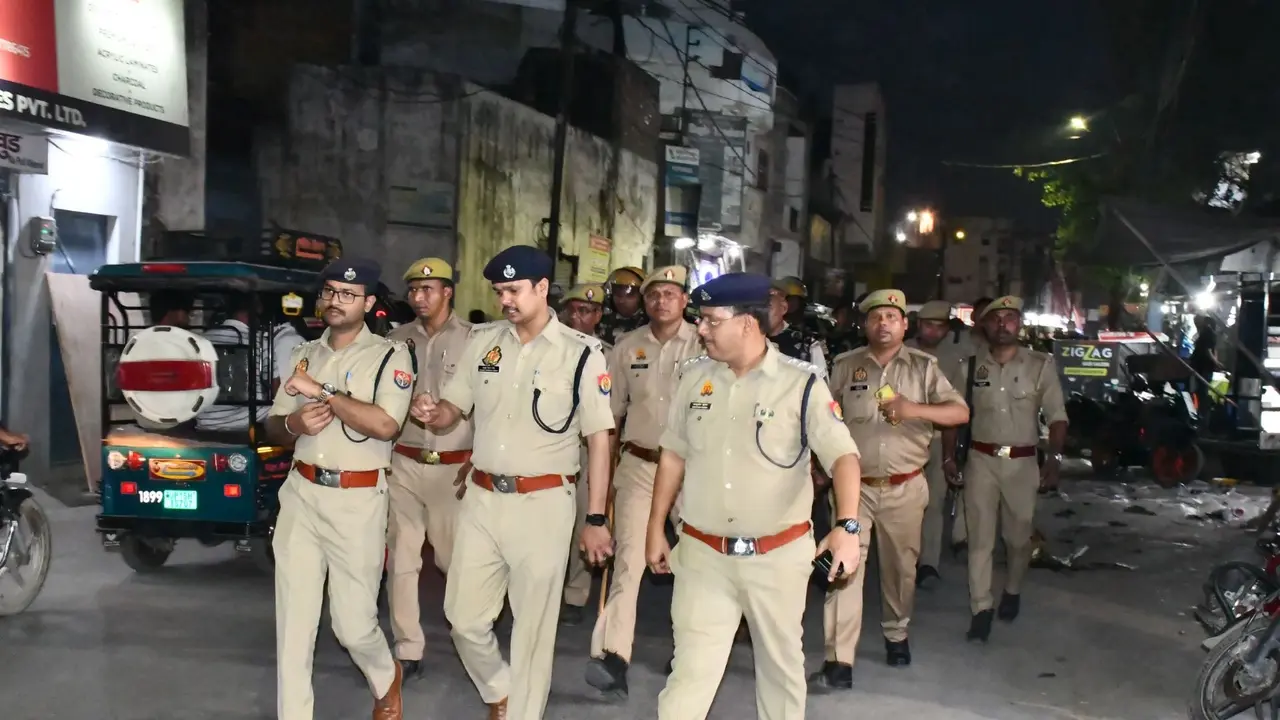 UP: ड्रोन से निगरानी, सोशल मीडिया पर नजर; संवेदनशील इलाकों में फ्लैग मार्च... अलविदा की नमाज पर लखनऊ से मेरठ तक कड़ी सुरक्षा security during alvida namaz in up