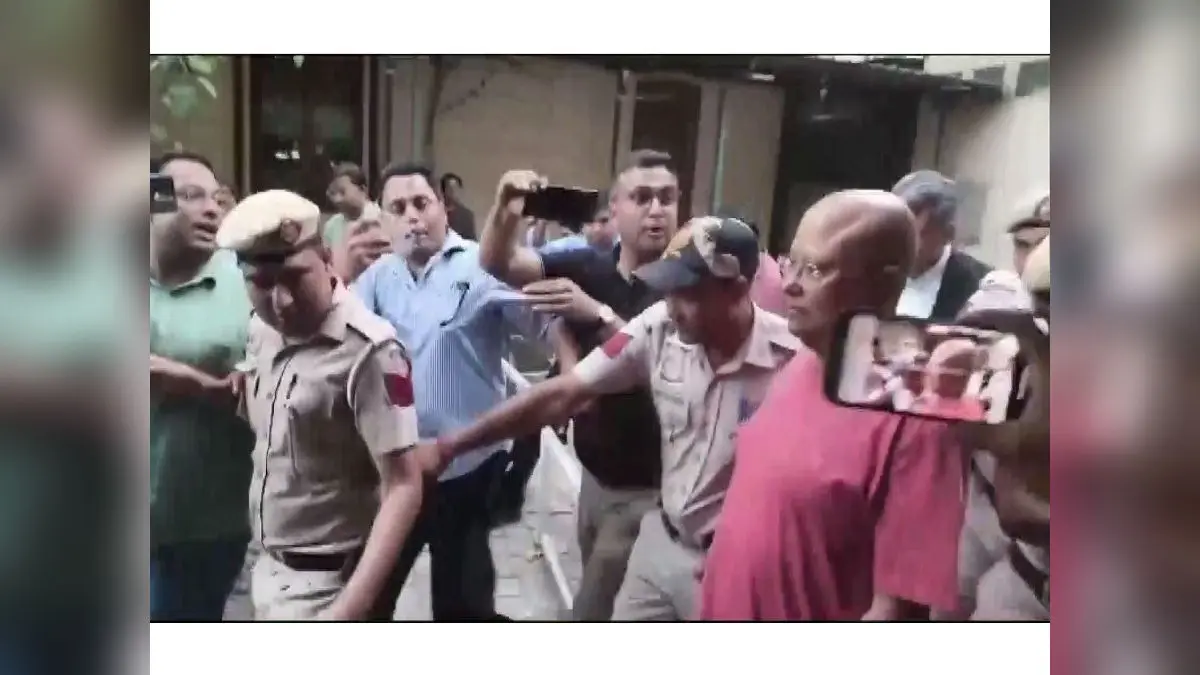 Screenshots Of Girls’ DPs, Selfies With Air Hostesses: Delhi Ashram Baba’s Digital Trail Exposes 'Predatory' Behaviour Self-styled godman Chaitanyananda Saraswati has been confronted with his two women aides who allegedly threatened victims and forced them to delete his lewd messages.