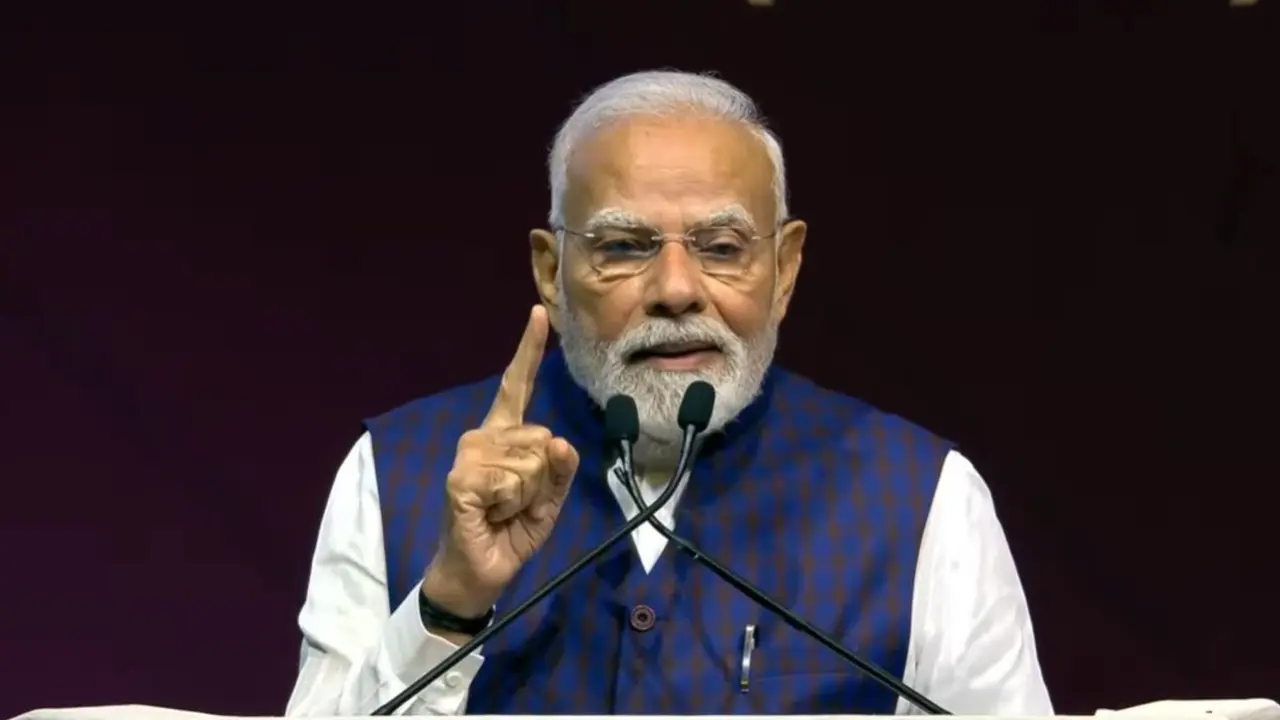 VIDEO: 'मैं आया इसलिए ताली बजा रहे हो या गया था इसलिए', Semicon India 2025 में जब बोले PM Modi, ठहाकों से गूंज उठा हॉल Semicon India 2025 when pm modi comment on clap people break laugh in hall video