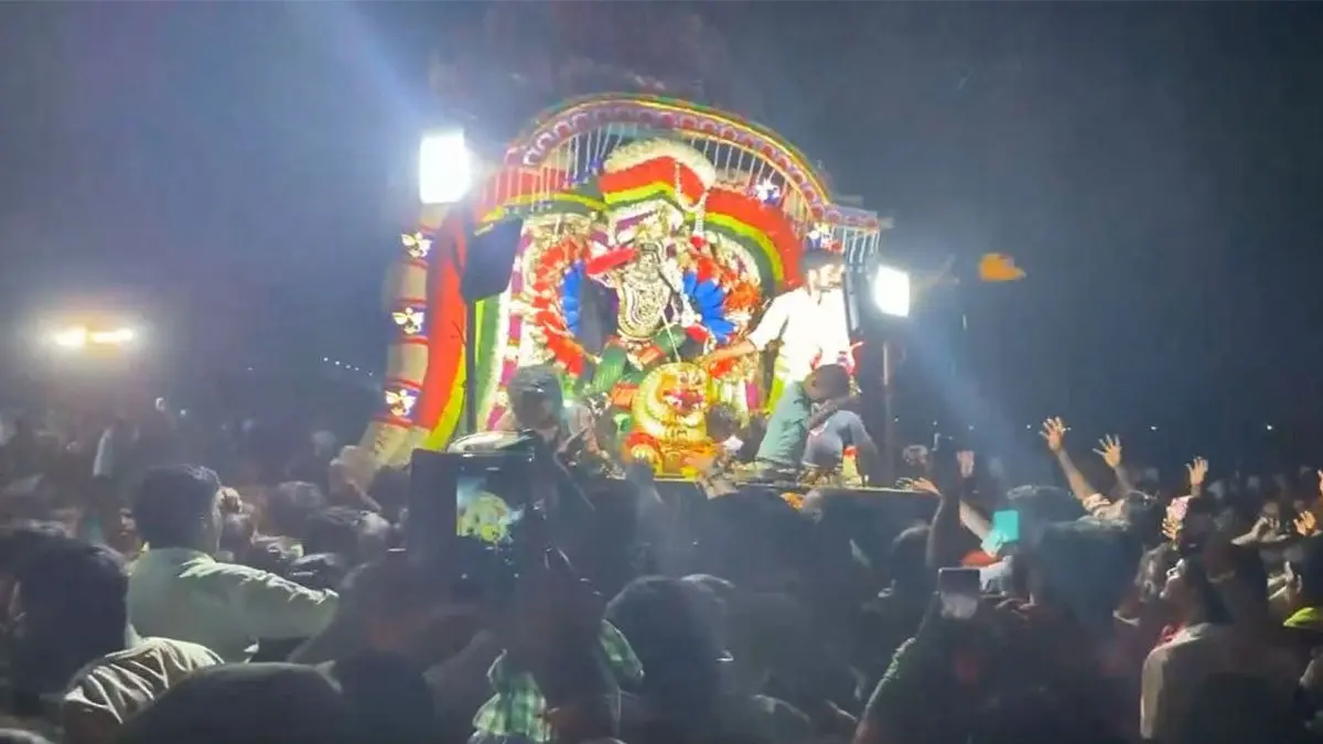 Seven Injured as Oversized Temple Chariot Topples During Mayana Kollai Festival in Vellore Seven Injured as Oversized Temple Chariot Topples During Mayana Kollai Festival in Vellore