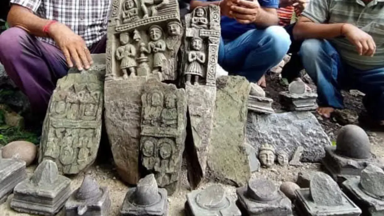 Ancient Shivlings, Hindu Idols Found in J&K's Anantnag, Possibly From Karkoota Dynasty Several ancient Hindu idols, including Shivlings, have been discovered during excavation work in south Kashmir’s Anantnag district.