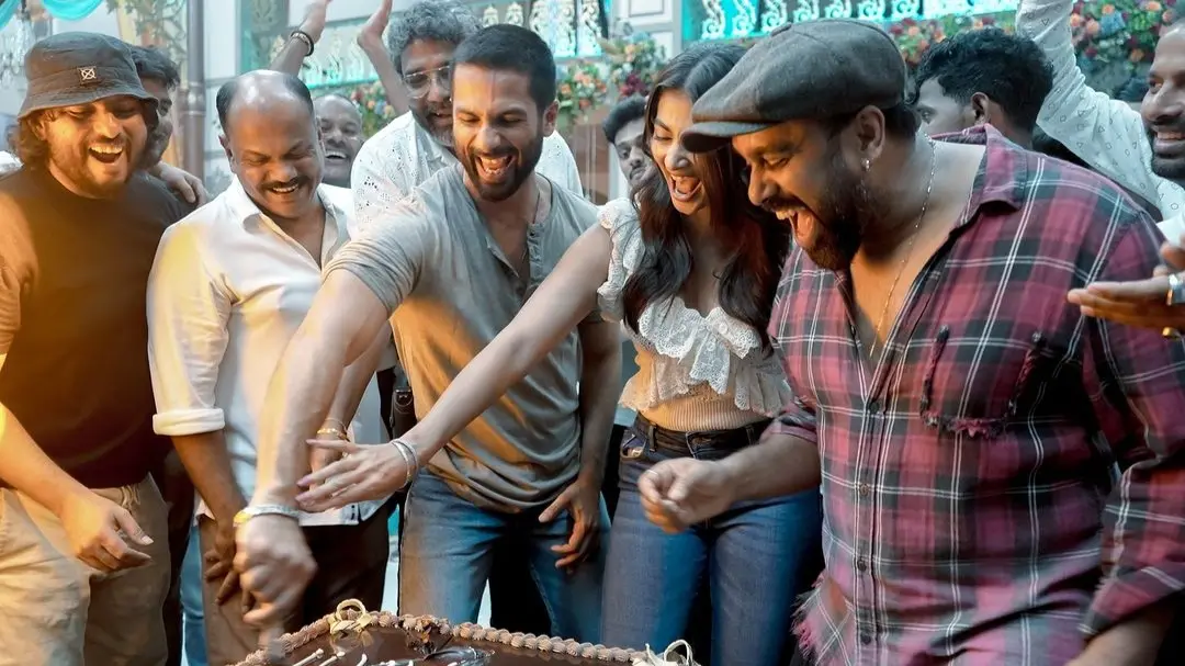 Deva: Pooja Hegde-Shahid Kapoor Celebrate Film Wrap With Crew, Photos Go Viral Shahid Kapoor starrer Deva is wrapped up