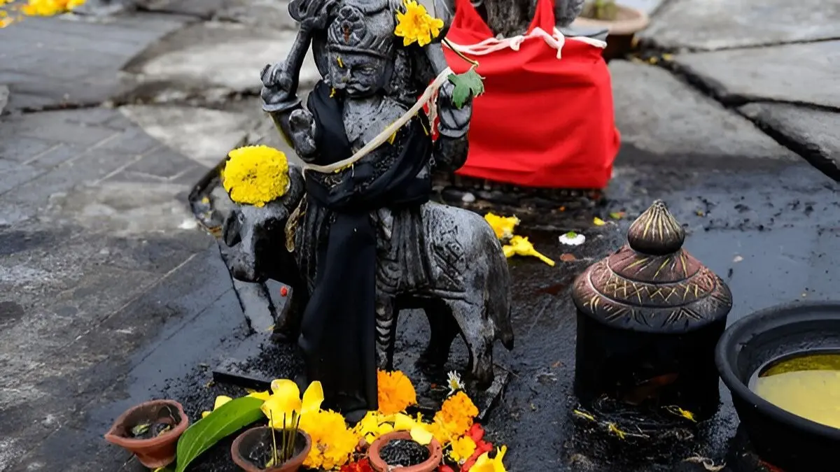 shani amavasya 2025 remedies donate these things to bring prosperity and for happy life remedies shani ke upay