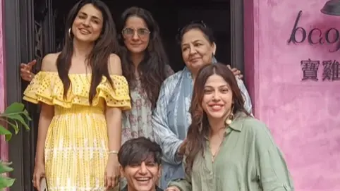 Shararat Cast Reunion: Shruti Seth, Karanvir, Farida Jalal Step Out For Lunch, Fans Demand Season 2 Shararat Cast
