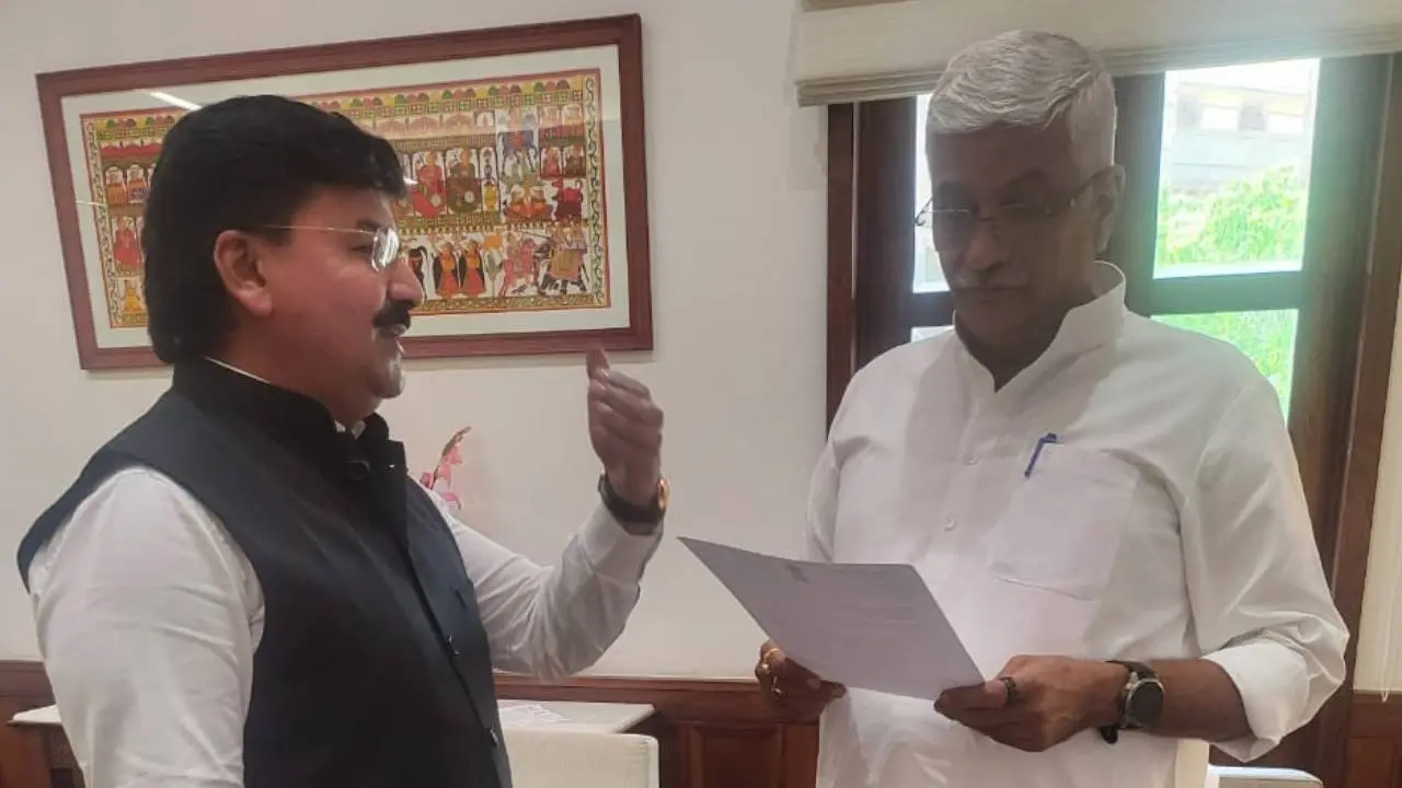 'राज्य सरकार असमर्थ है...' औरंगजेब विवाद अब केंद्र सरकार तक पहुंचा; कब्र को लेकर कर डाली मांग shivsena leader rahul shewale has written a letter to union minister gajendra shekhawat