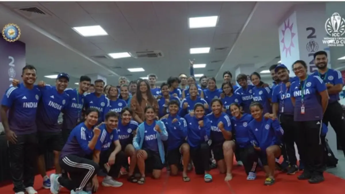 Shreya Ghoshal with Indian Cricket Team