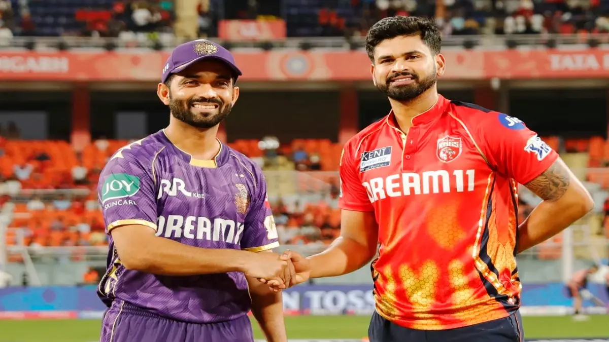 Shreyas Iyer shakes hand with Ajinkya Rahane