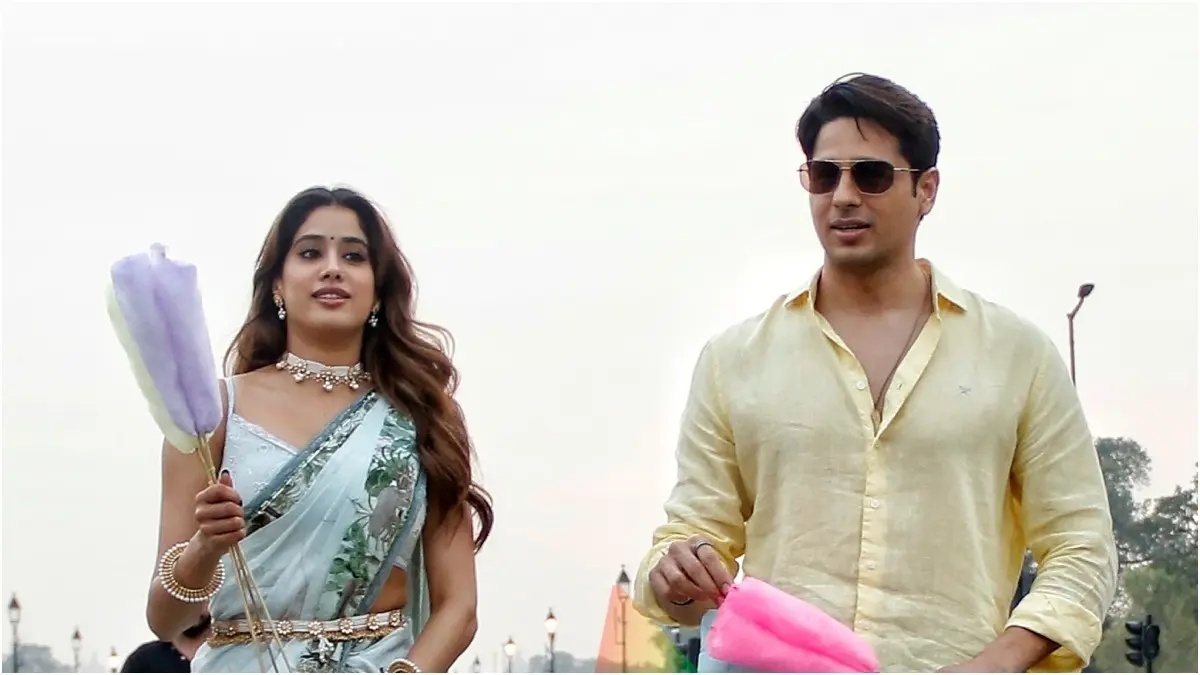 Param Sundari Cast Sidharth Malhotra, Janhvi Kapoor Seek Blessings At Gurdwara Bangla Sahib | Photos Sidharth Malhotra and Janhvi Kapoor in New Delhi