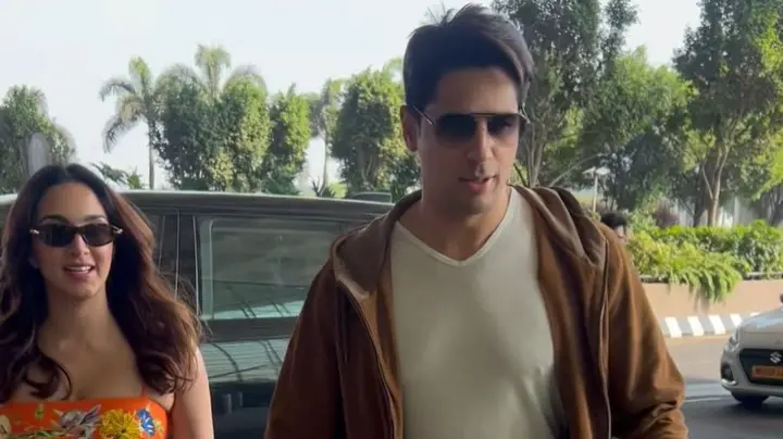 Sidharth Malhotra and Kiara Advani snapped at Mumbai airport.