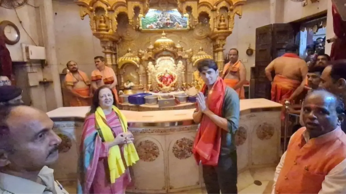 New Dad Sidharth Malhotra Seeks Blessings At Siddhivinayak Temple Days After Welcoming Daughter With Kiara Advani | Watch Sidharth Malhotra seeks blessings at Siddhivinayak Temple