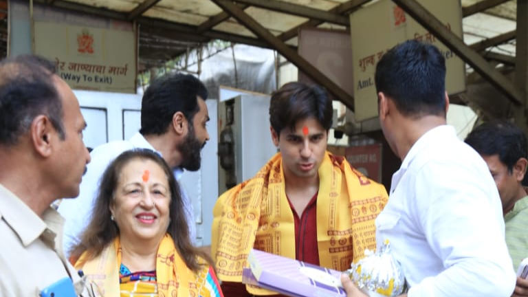 Sidharth Malhotra Visits Siddhivinayak Temple With His Mom