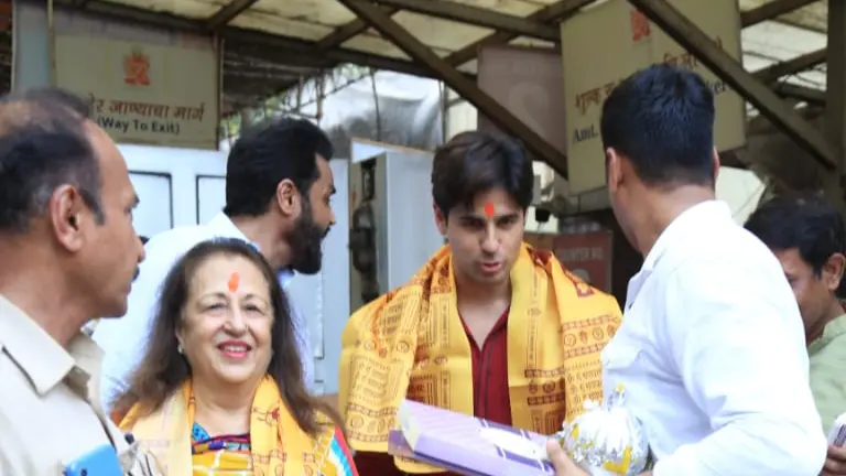 Sidharth Malhotra Visits Siddhivinayak Temple With His Mom, Shields Her From Crowd Sidharth Malhotra Visits Siddhivinayak Temple With His Mom