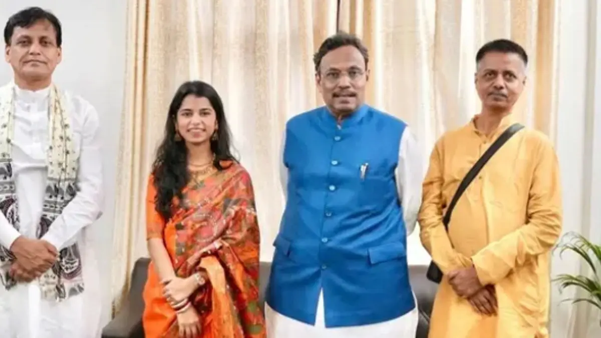 Singer Maithili Thakur Sparks Speculation of Entering Bihar Politics after Meeting BJP Leaders.