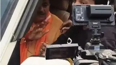 UP By Election: सीसीमऊ में वोटिंग के बीच जमकर बवाल, BJP कैंडिडेट की गाड़ी पर पथराव;2 दारोगा सस्पेंड sisamau by election bjp candidate suresh awasthi car stone attack