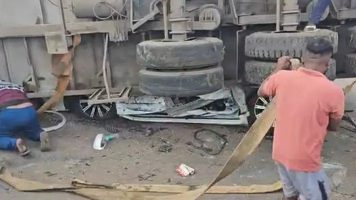 अमेठी में कंटेनर ट्रक और मालगाड़ी की टक्कर, चालक गंभीर रूप से घायल, रेल परिचालन बाधित Container truck and Goods train collide in Amethi