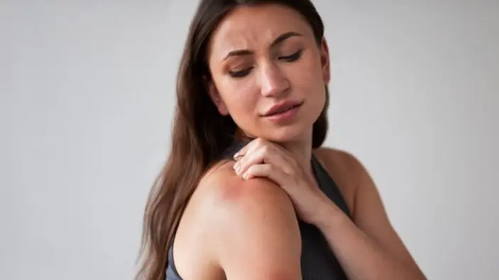 बारिश में हो गई है स्किन एलर्जी! खुजली और रैशेज से हैं परेशान? इन होम रेमेडीज से मिलेगी राहत