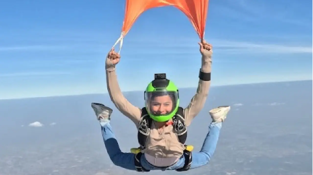From Skies to Sangam: Skydiver Honours Mahakumbh With a 13,000-Ft Dive | VIRAL Video Skydiver Honours Mahakumbh With a 13,000-Ft Dive | VIRAL Video