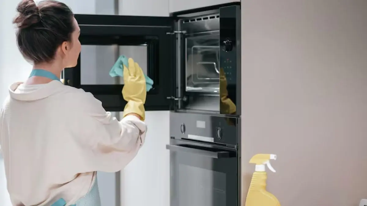 Smart Fridge hacks: फ्रिज की गंदगी साफ करने में छूट जाते हैं पसीने? इन 7 आसान हैक्स से बनाएं चमकदार Smart Fridge Hacks