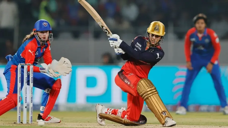 Smriti Mandhana terrific inning helps rcb to beat delhi capitals
