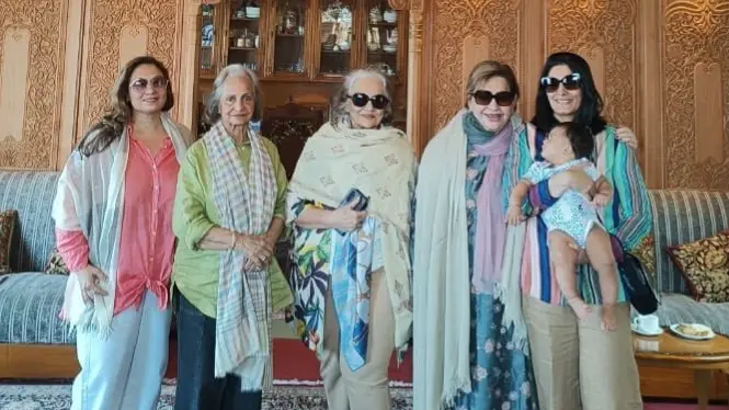 Asha Parekh Is Enjoying Houseboat Ride In Srinagar With BFFs Helen, Waheeda Rehman | PHOTOS Asha Parekh