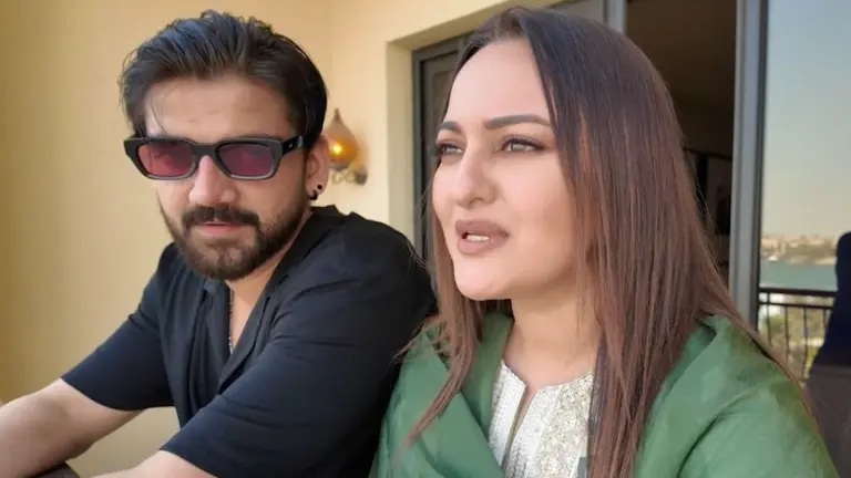 सिर पर हरा दुपट्टा...पति जहीर के साथ अबू धाबी के शेख जायद मस्जिद गईं सोनाक्षी सिन्हा; जानिए क्यों किया ऐसा? sonakshi sinha zaheer iqbal