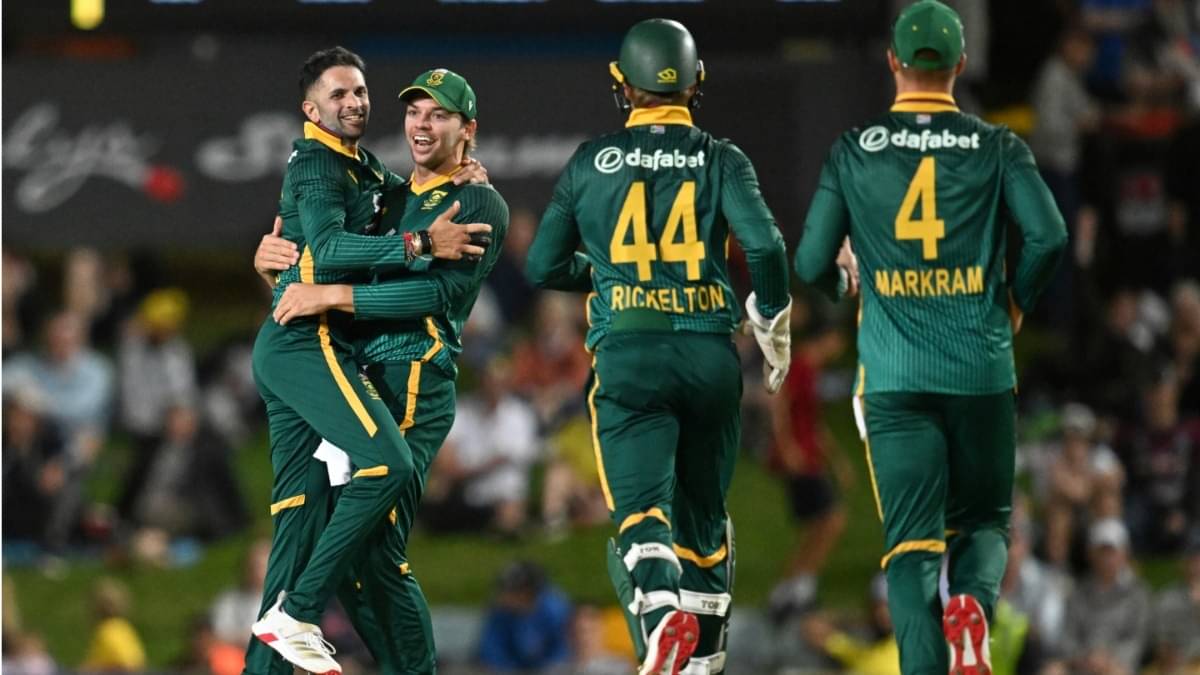 South African players celebrating after picking a wicket in the 1st ODI against Australia