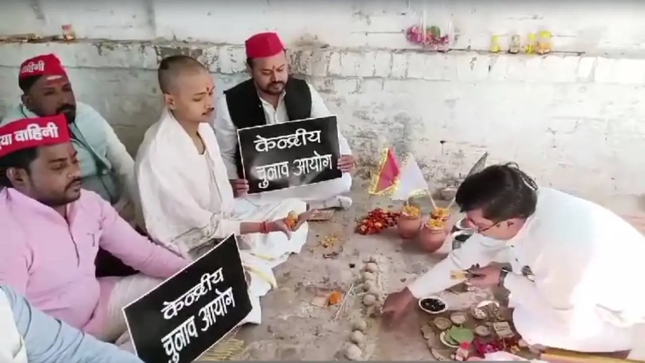 चुनाव आयोग को अखिलेश ने मृत बताया, फिर कफन भेजा... अब सपाइयों ने किया पिंडदान; मिल्कीपुर उपचुनाव को लेकर UP में जमकर विवाद SP workers performed Pind Daan of Election Commission