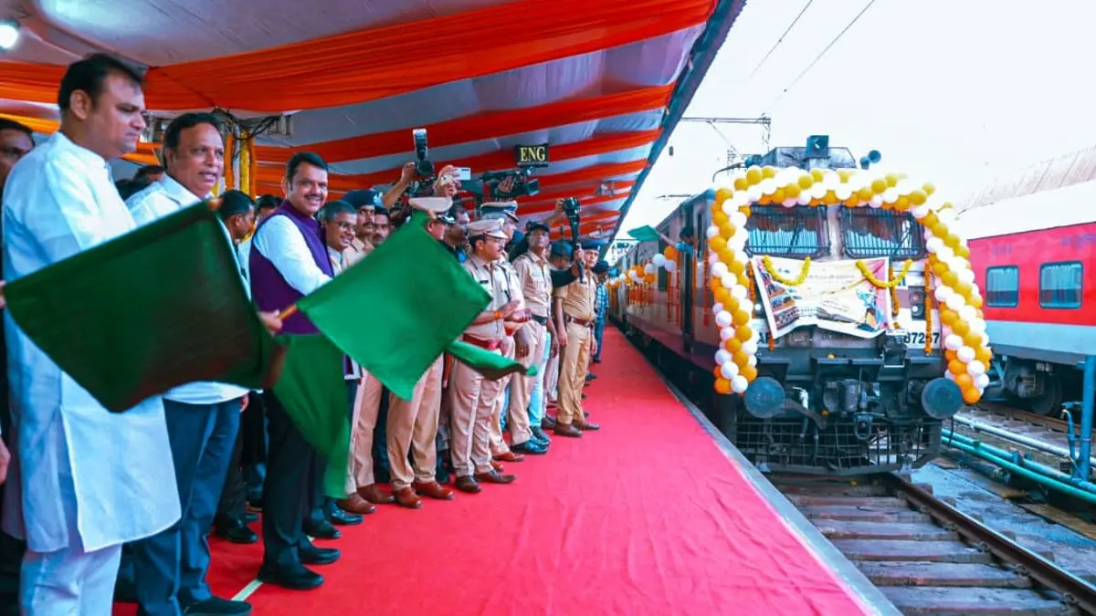 Special Bharat Gaurav Tourist Train was flagged off by CM Fadnavis