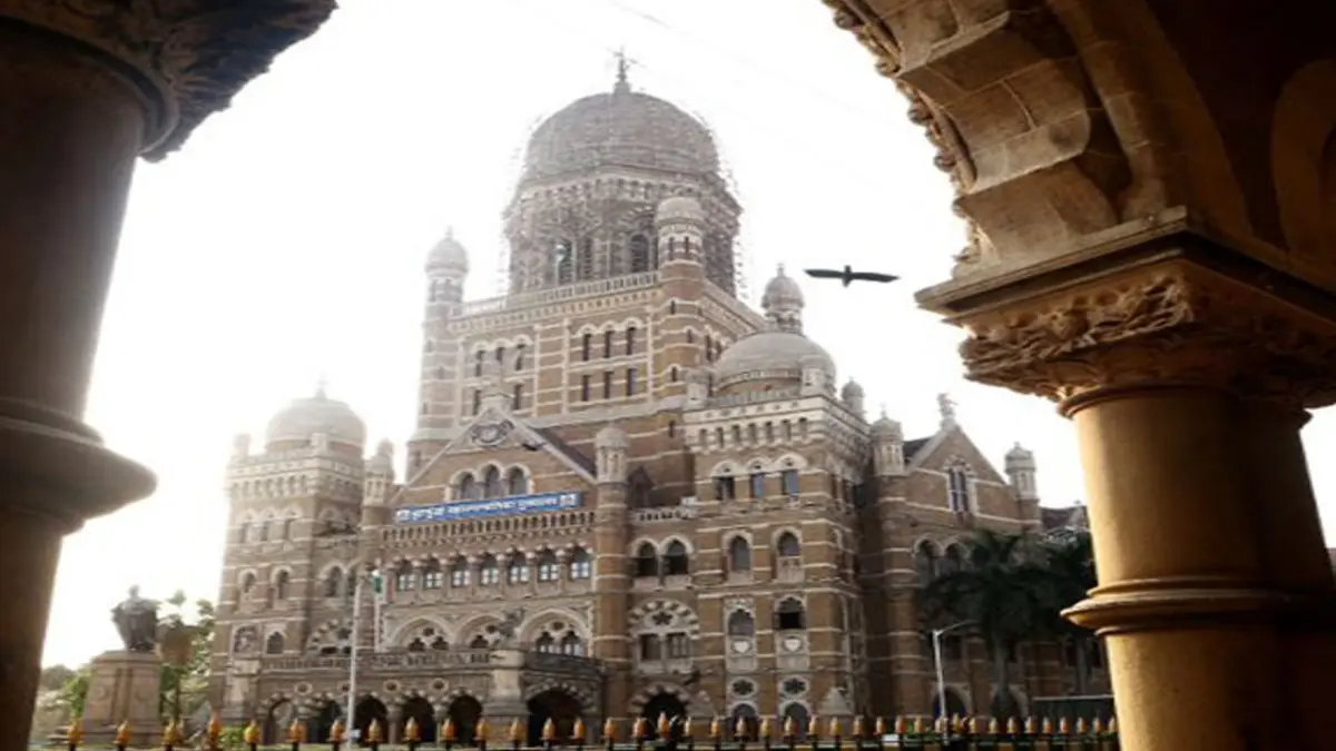 Spitting, Littering Now Costly as Mumbai Enforces Cleanliness Bylaws With Fines Up to Rs 25,000 Spitting, Littering Now Costly as Mumbai Enforces Cleanliness Bylaws With Fines Up to Rs 25,000