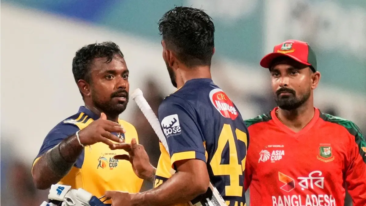 Sri Lanka's Charith Asalanka and Kamil Mishara celebrate after winning against Bangladesh at the Asia Cup 2025