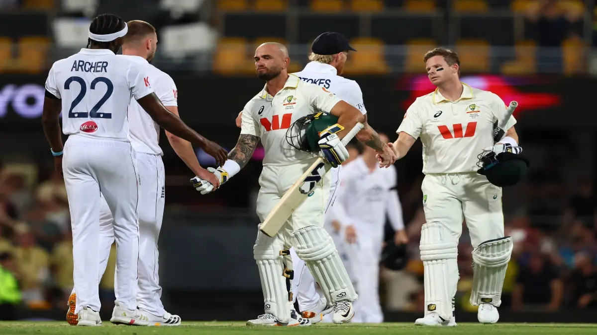 Steve Smith shake hands with Australian players